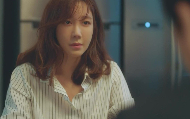 Thay me chong dang cam keo cat toc cho con trai toi hoang so