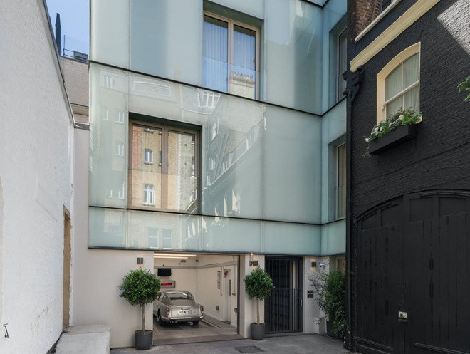 Căn nhà được ghép lại từ hai căn riêng biệt nằm ngay giữa quận Mayfair thuộc London (Anh). Bất động sản này đang được rao bán với giá 50 triệu bảng Anh (64 triệu USD).
