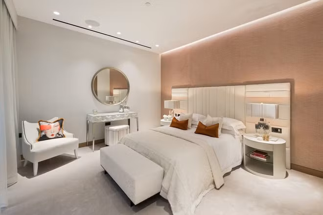 Tầng mặt đất của căn nhà có 3 phòng ngủ.