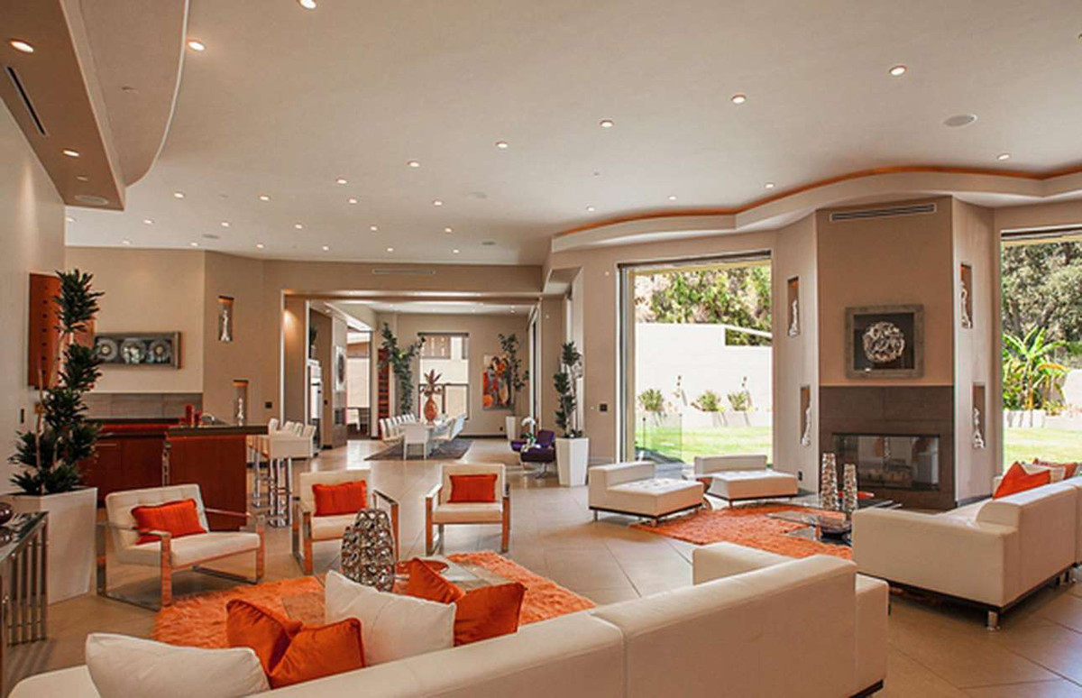 Ngôi nhà được hoàn thiện vào năm 2009, bao gồm 7 phòng ngủ và 9 phòng tắm. Trước khi bán căn biệt thự này vào năm 2016 với giá 11,2 triệu USD, Rihanna đã cho thuê nó với mức giá 65.000 USD mỗi tháng. Ảnh: Redfin.