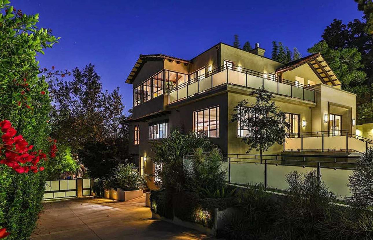 Năm 2017, nữ ca sĩ mua một căn biệt thự 3 tầng ở khu Hollywood Hills của thành phố Los Angeles với giá 6,8 triệu USD. Ảnh: Zillow.