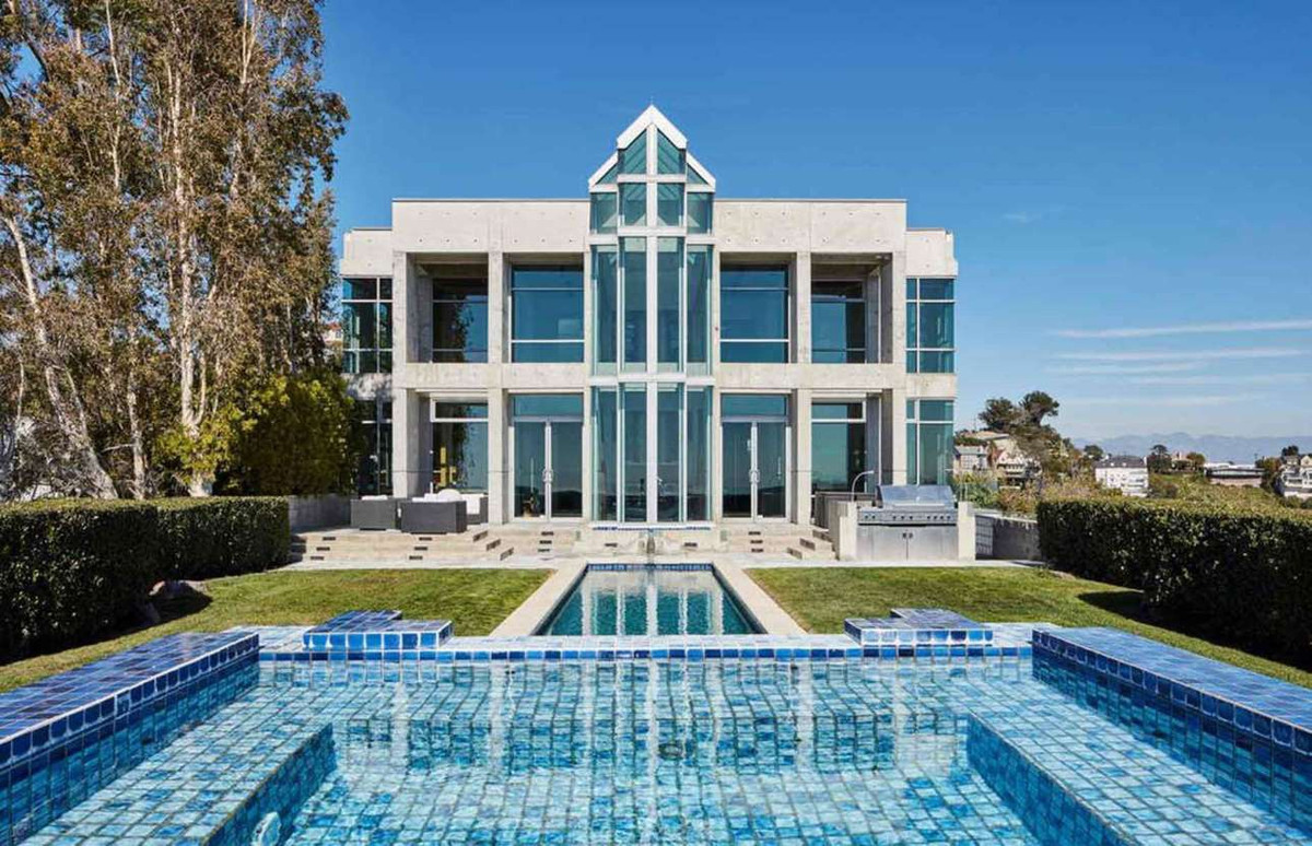 Năm 2014, Rihanna thuê một căn biệt thự rộng hơn 1.100 m2 ở thành phố Los Angeles với giá 60.000 USD mỗi tháng. Ngôi nhà được xây dựng vào năm 1994 với những tiện nghi như nhà khách 2 phòng ngủ, rạp chiếu phim, và phòng gym. Ảnh: Sotheby.