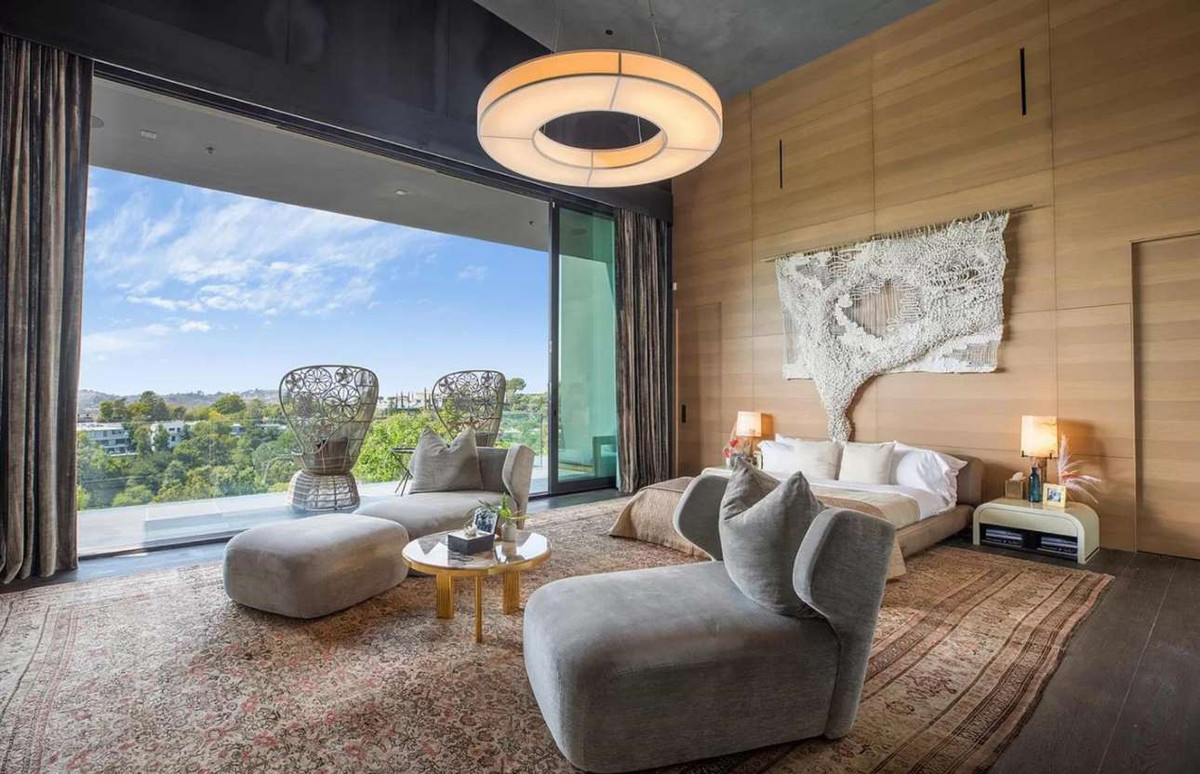 Ngôi nhà có diện tích khoảng 790 m2 với 7 phòng ngủ, 8 phòng tắm, cùng các tiện ích như hồ bơi, bồn ngâm nước nóng ngoài trời, và vườn nho. Năm 2011, Rihanna bán lại bất động sản này với giá 5 triệu USD. Ảnh: Zillow.