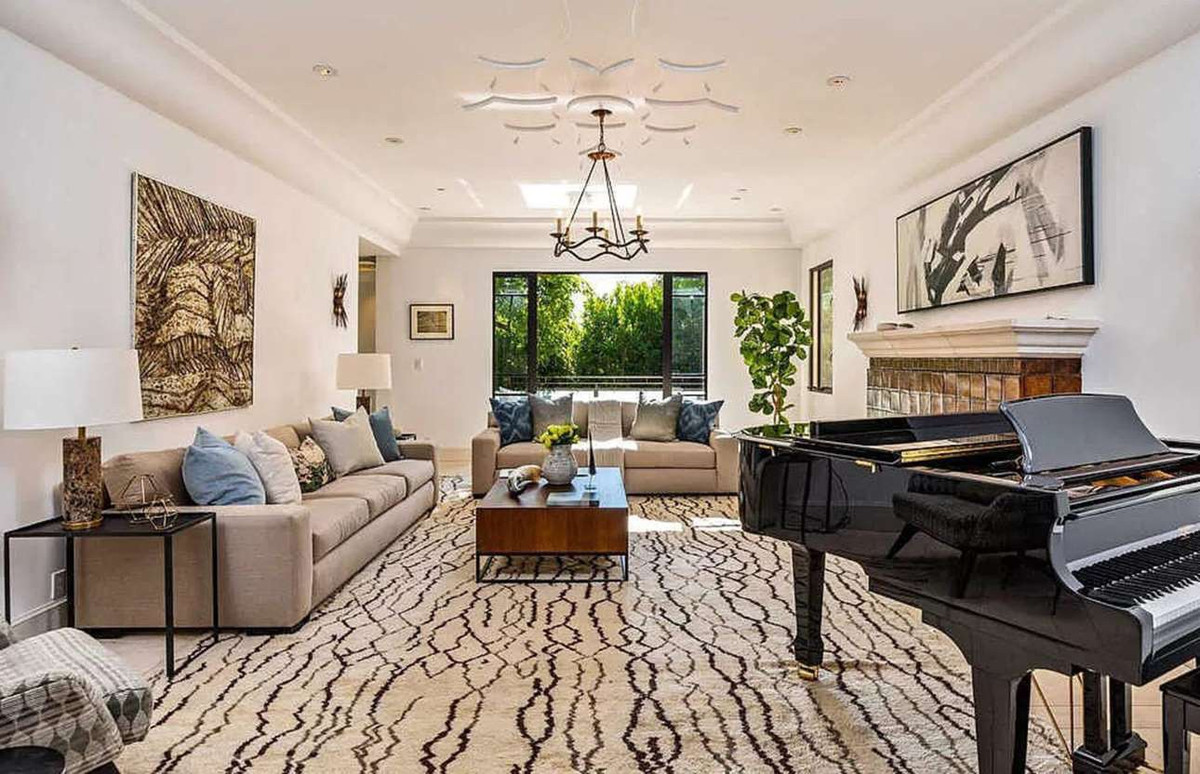 Ngôi nhà có diện tích gần 660 m2 đi kèm với các tiện ích cao cấp như hồ bơi, nhà khách, và nhà để xe. Hiện bất động sản này được Rihanna cho thuê với giá 35.000 USD mỗi tháng. Ảnh: Zillow.