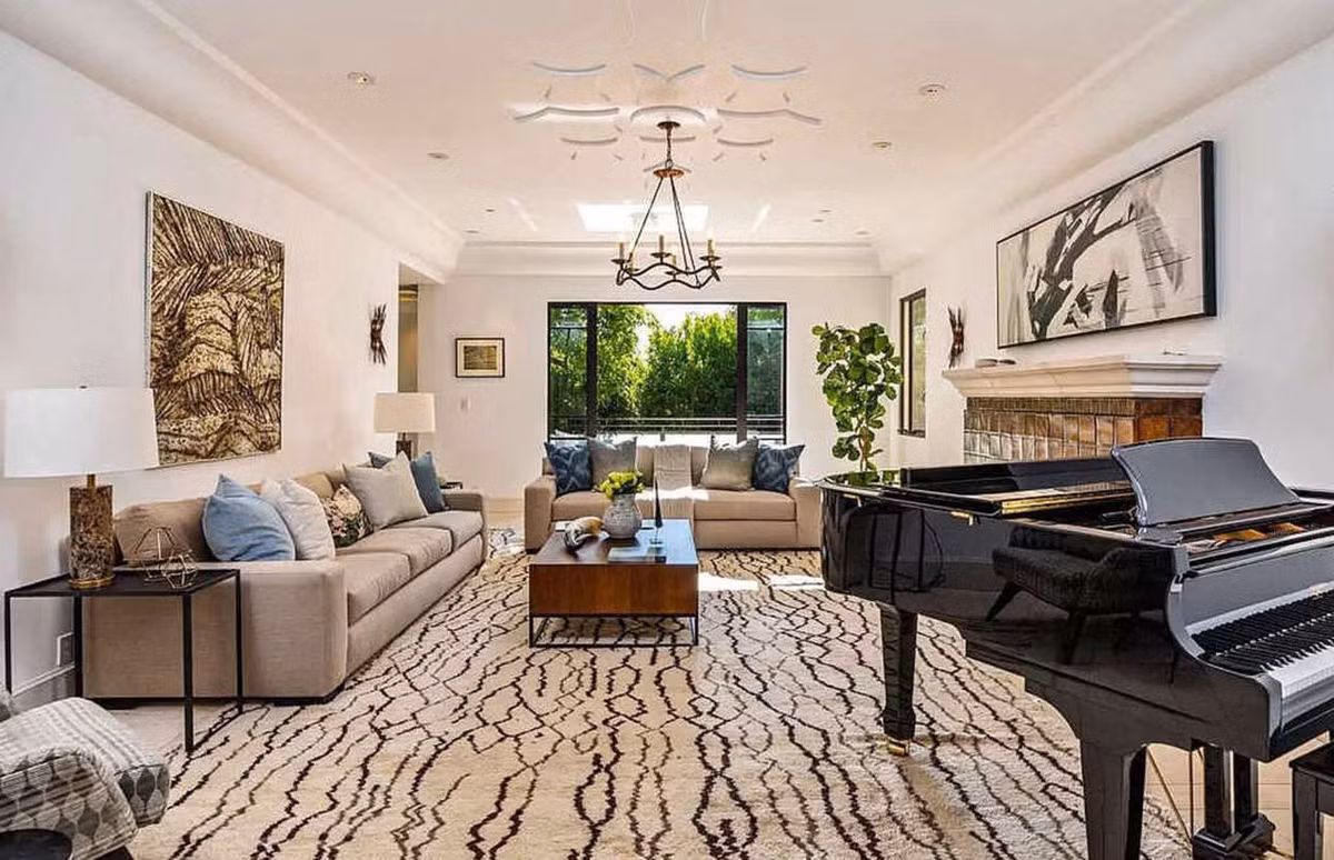 Ngôi nhà có diện tích gần 660 m2 đi kèm với các tiện ích cao cấp như hồ bơi, nhà khách, và nhà để xe. Hiện bất động sản này được Rihanna cho thuê với giá 35.000 USD mỗi tháng. Ảnh: Zillow.