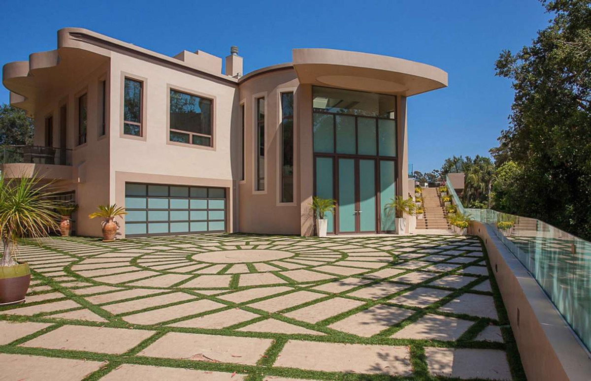 Năm 2012, cô chi 12 triệu USD để sở hữu một căn biệt thự hơn 1.020 m2, toạ lạc tại khu Pacific Palisades, phía Tây thành phố Los Angeles. Ảnh: Redfin.