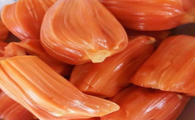 Không chỉ thơm ngon mà giống mít này cho quả khá to và nặng. Trọng lượng trung bình mỗi quả khoảng 10kg có quả nặng tới 15kg.