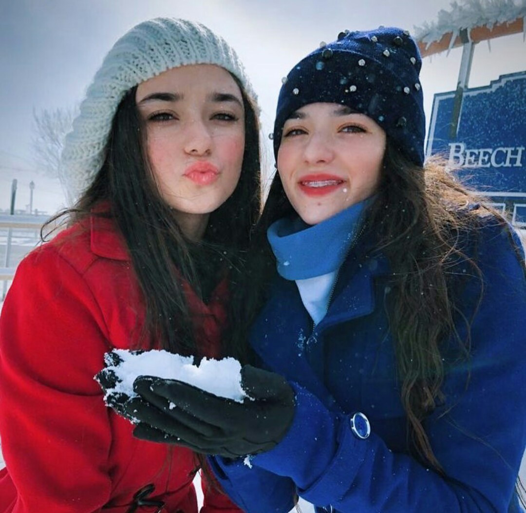 Dù lịch trình thi đấu và tập luyện căng thẳng nhưng Eduarda và Luiza vẫn dành quỹ thời gian ít ỏi của mình để học ngoại ngữ. Khi còn ở Brazil, Maria Eduarda và em gái học tiếng Tây Ba Nha tại một trường song ngữ. Hiện tại, cặp song sinh thành thạo 3 thứ tiếng là Anh, Bồ Đào Nha, Tây Ban Nha.