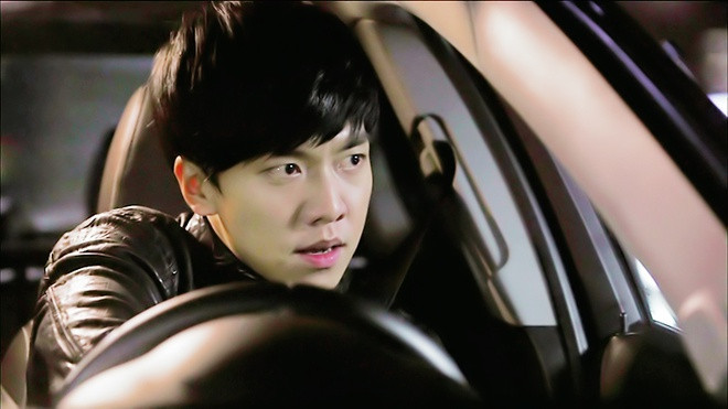  Lee Seung Gi: Nam diễn viên 33 tuổi hóa thân thành chàng cảnh sát gan dạ và thông minh ở bộ phim You're All Surrounded. Anh phải thực hiện nhiều phân cảnh hành động, đánh đấm khó nhằn. Trong cảnh quay giằng co cùng nhân vật phụ, Lee Seung Gi bất ngờ bị dao đạo cụ đâm vào mắt. Sự cố khiến tài tử phải nhập viện ngay lập tức do tổn thương giác mạc. Phía ê-kíp You're All Surrounded buộc phải tạm ngừng sản xuất để ngôi sao chính có thời gian phục hồi sức khỏe và nhân viên đoàn làm phim xốc lại tinh thần.
