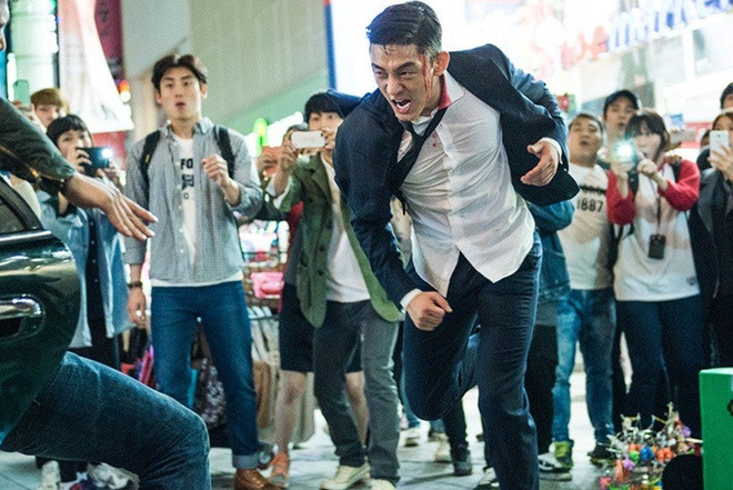  Yoo Ah In: Veteran là bộ phim hài - hành động ấn tượng của Yoo Ah In, nhưng chính tác phẩm này đã khiến tài tử đổ máu trên phim trường. Trong lúc thực hiện phân cảnh đua xe, kính chắn gió của một chiếc môtô bất ngờ văng ra và va vào cằm dưới của nam diễn viên. Tai nạn này để lại vết thương sâu trên mặt Yoo Ah In. May mắn là kính chắn gió không đâm vào cổ của ngôi sao 34 tuổi, nếu không thì hậu quả sẽ nghiêm trọng hơn.