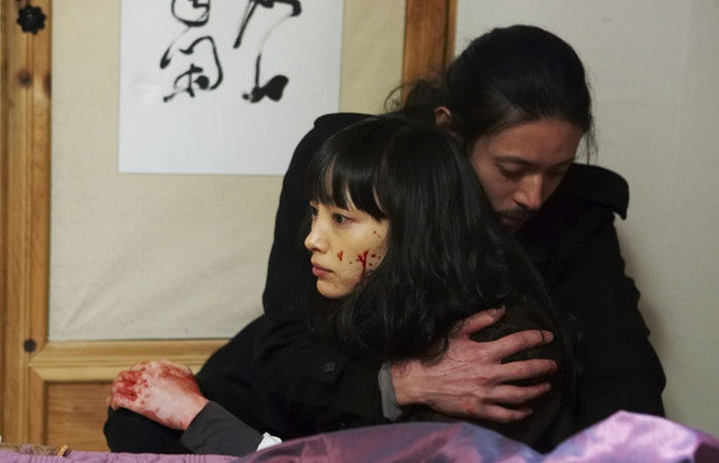  Lee Na Young: Minh tinh họ Lee đảm nhận vai chính trong bộ phim Dream do đạo diễn Kim Di Duk “cầm trịch”. Trên phim trường, Lee Na Young đã thực hiện một phân cảnh thắt cổ tự tử mà không có thiết bị bảo hộ. Sự cố ập đến bất ngờ khiến nữ diễn viên bất tỉnh, suýt chết. Vụ việc khiến đạo diễn Kim Di Duk sốc và tự trách bản thân, bởi ông không theo dõi kỹ để nhận ra sự bất ổn của Lee Na Young.