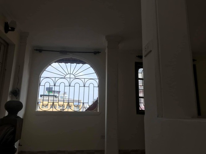 ##s###Cô gái giữ nguyên cửa sổ.