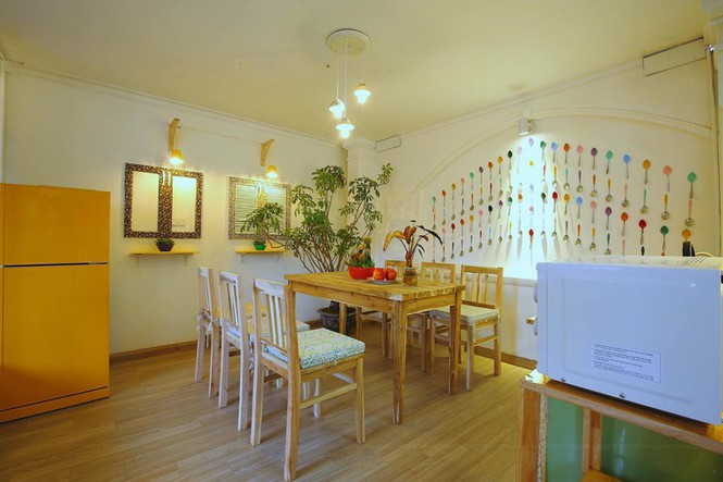 ##s###Cô trang hoàng thành phòng khách rất xinh xắn.