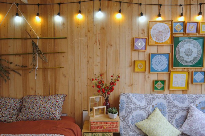 ##s###Phương Anh tiết lộ, cô không thuê kiến trúc sư mà tự mày mò trang trí bằng những nguyên liệu rẻ tiền. Cô đóng toàn bộ tường bằng gỗ pallet tiện dụng và dễ kiếm.