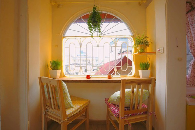 ##s###Chỉ cần sơn lại song sắt, lắp thêm bàn ghế và đặt cây xanh vào là có một góc xinh tươi. Theo VOV