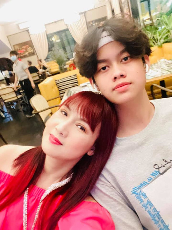 Diễn viên Hiền Mai thường chia sẻ hình ảnh và những đoạn trò chuyện với con trai Tony. Qua những hình ảnh của nữ diễn viên, khán giả bất ngờ trước vóc dáng cao lớn của Tony. Ở tuổi 16, cậu bé cao 1,78 m và cao hơn hẳn mẹ mỗi khi chụp hình chung. Tony có năng khiếu và đam mê với việc chơi piano. Ngoài ra, cậu bé yêu thích thể thao và giành nhiều cúp, huy chương vàng trong các giải thưởng về bóng đá, bơi lội,…