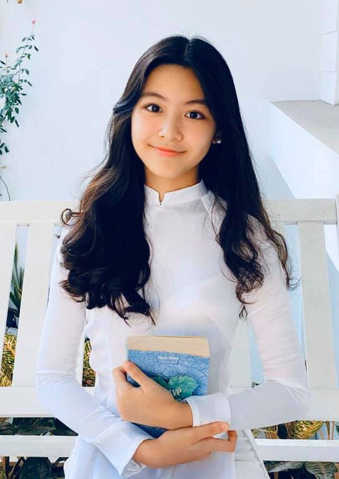 Con gái Quyền Linh không sử dụng Facebook hay Instagram nhưng nhiều lần gây sốt trên mạng xã hội nhờ chiều cao vượt trội và gương mặt xinh đẹp. Bé Lọ Lem sinh năm 2006 và hiện cao hơn 1,7 m. Trong một số hình ảnh, cô bé cao ngang cha mẹ.