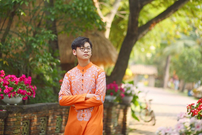 Tiểu Long - con của diễn viên, người mẫu Anh Thư - cao 1,78 m ở tuổi 13. Ngoài vóc dáng cao lớn, cậu bé còn sở hữu gương mặt điển trai.