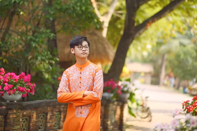 Tiểu Long - con của diễn viên, người mẫu Anh Thư - cao 1,78 m ở tuổi 13. Ngoài vóc dáng cao lớn, cậu bé còn sở hữu gương mặt điển trai.