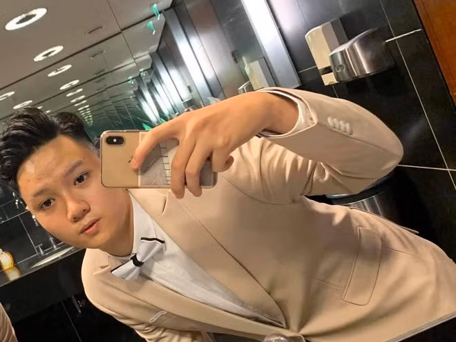 Con trai siêu mẫu Hạ Vy lần đầu bước trên sàn diễn vào năm học lớp 11. Đức Huy từng có giai đoạn thừa cân vì chỉ ăn cơm và thịt băm. Sau đó, Hạ Vy phải điều chỉnh chế độ ăn để con lấy lại vóc dáng cân đối, phù hợp với công việc người mẫu.