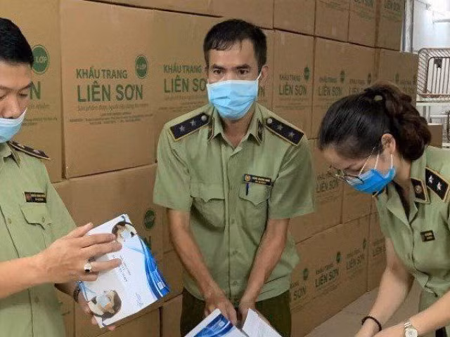 Khau trang giam gia dot ngot khien dan buon khoc thet vi om hang-Hinh-2