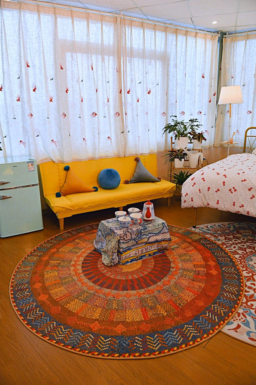 Một góc trò chuyện khác với thảm sàn và ghế sofa sặc sỡ tạo cảm giác ấm cúng cho mỗi dịp tụ họp bạn bè.