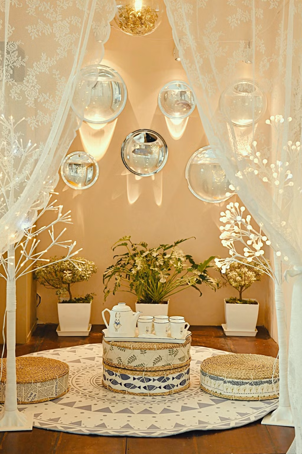 Khu vực tiếp khách nhỏ xinh rất đáng yêu với điểm nhấn từ các trái cầu pha lê.