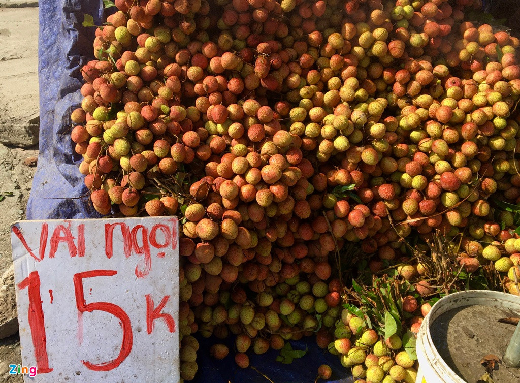 Trai cay gia re e he, nguoi mua van luong lu