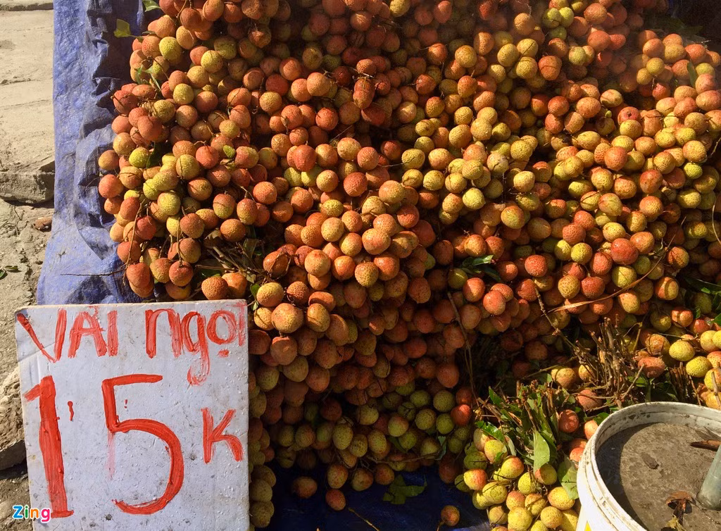 Trai cay gia re e he, nguoi mua van luong lu