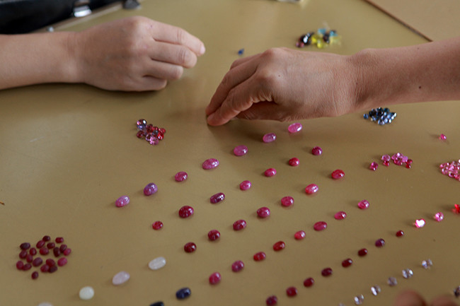 Chợ 'bán đá quý như rau' cũng bị ảnh hưởng do Covid-19 - Hình 8 Cho 'ban da quy nhu rau' cung bi anh huong do Covid-19-Hinh-8