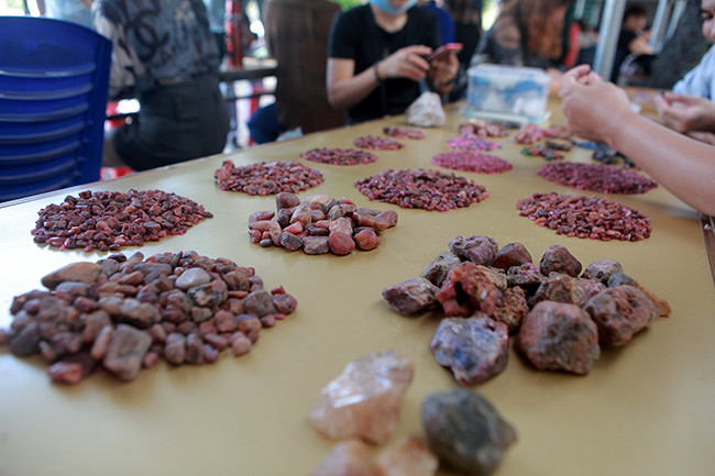 Chợ 'bán đá quý như rau' cũng bị ảnh hưởng do Covid-19 - Hình 7 Cho 'ban da quy nhu rau' cung bi anh huong do Covid-19-Hinh-7