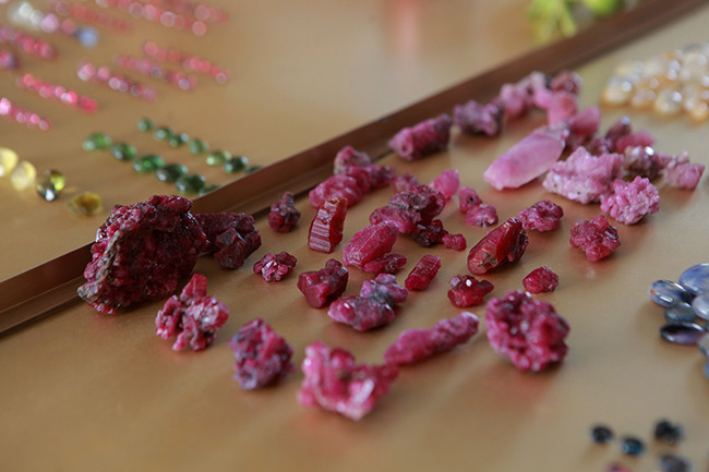 Chợ 'bán đá quý như rau' cũng bị ảnh hưởng do Covid-19 - Hình 9 Cho 'ban da quy nhu rau' cung bi anh huong do Covid-19-Hinh-9