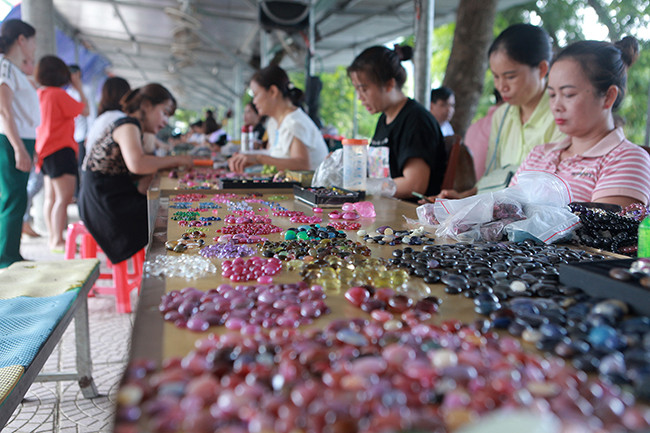 Chợ 'bán đá quý như rau' cũng bị ảnh hưởng do Covid-19 - Hình 3 Cho 'ban da quy nhu rau' cung bi anh huong do Covid-19-Hinh-3