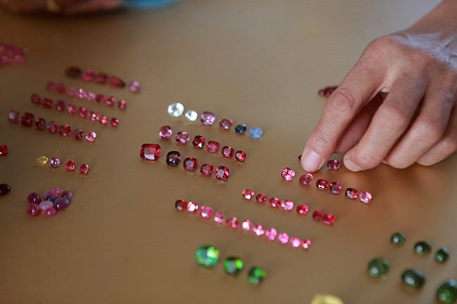 Chợ 'bán đá quý như rau' cũng bị ảnh hưởng do Covid-19 - Hình 5 Cho 'ban da quy nhu rau' cung bi anh huong do Covid-19-Hinh-5