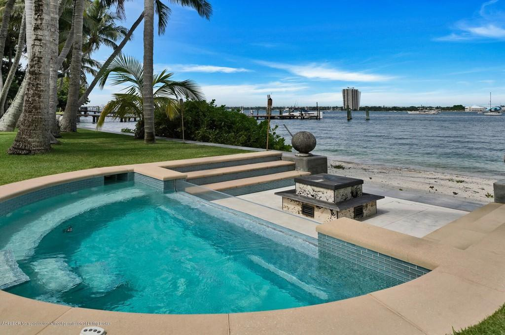 Bồn tắm nước nóng ngoài trời là nơi gia chủ có thể vừa ngâm mình vừa ngắm nhìn cảnh sắc xung quanh. Biệt thự còn có các tiện ích nổi bật khác như nhà khách, kho rượu, thư viện, và phòng gym.