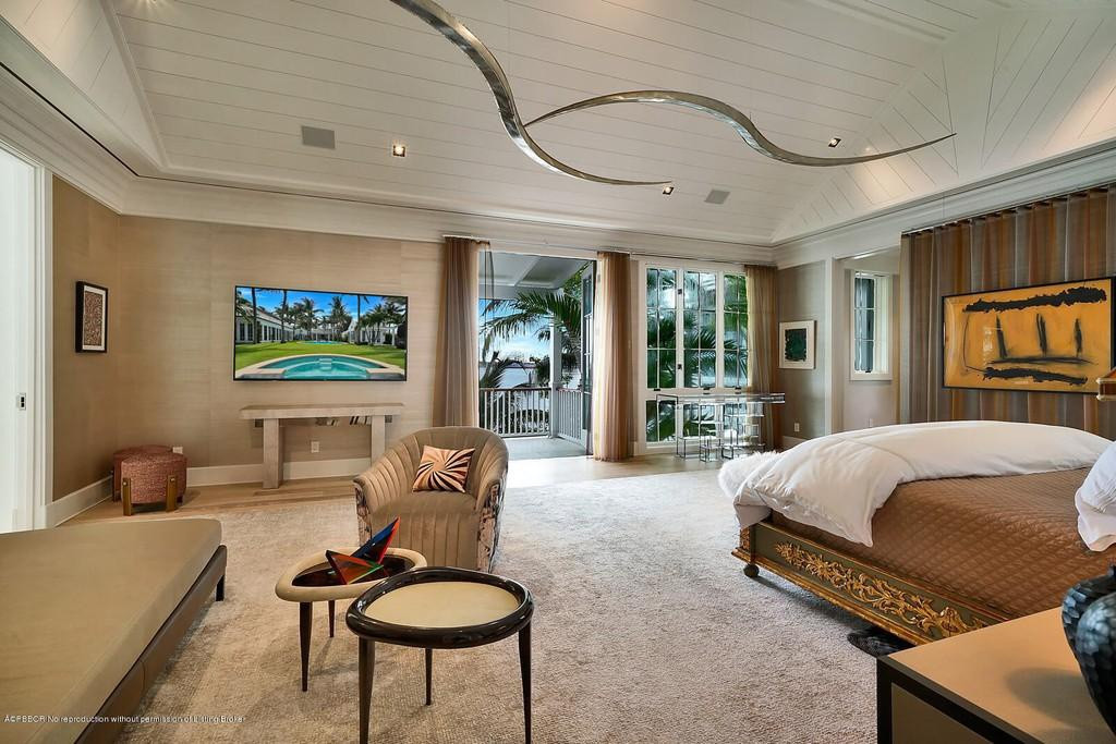 Phòng ngủ chính rộng rãi, được tích hợp với khu vực tiếp khách, ban công, phòng chứa quần áo, và phòng tắm.