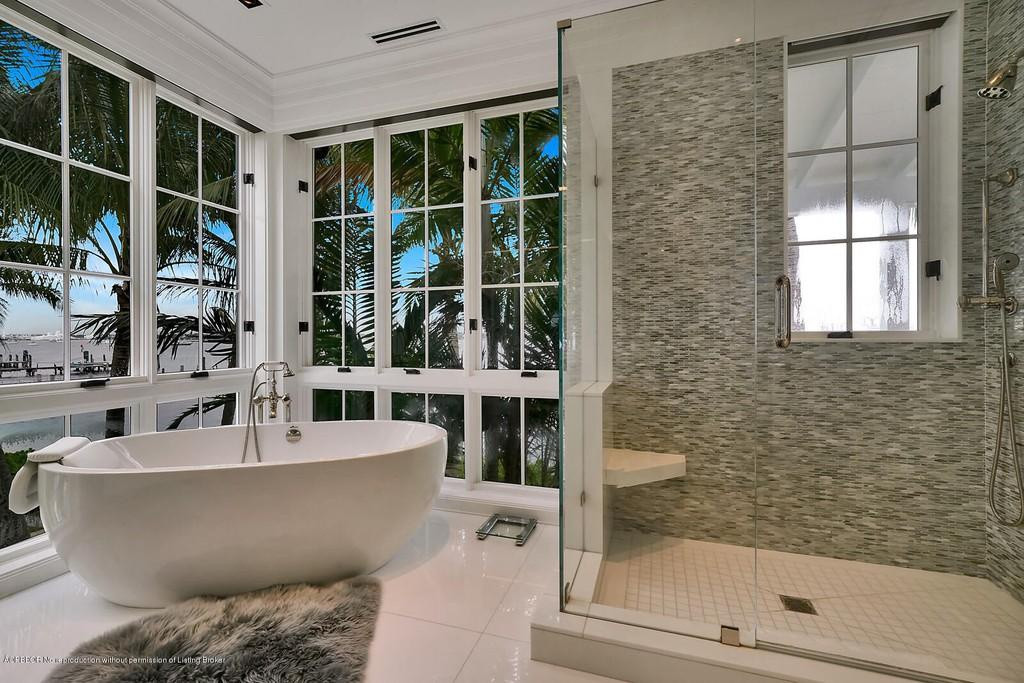 Phòng tắm chính trang nhã, được trang bị đầy đủ tiện nghi cao cấp và hiện đại.