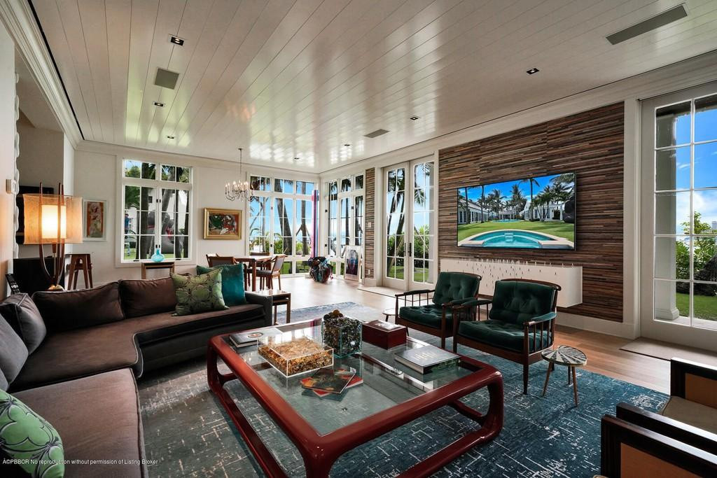 Phòng khách rộng lớn, thoáng đãng, được trang hoàng với những nội thất sang trọng. Các ô cửa kính bao quanh đem đến khung cảnh sân vườn xanh mát.