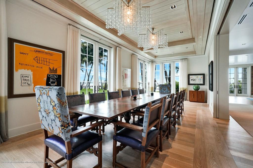 Phòng ăn trang trọng, mang những nét đẹp cổ điển và mộc mạc với nhiều nội thất được làm từ gỗ cao cấp.