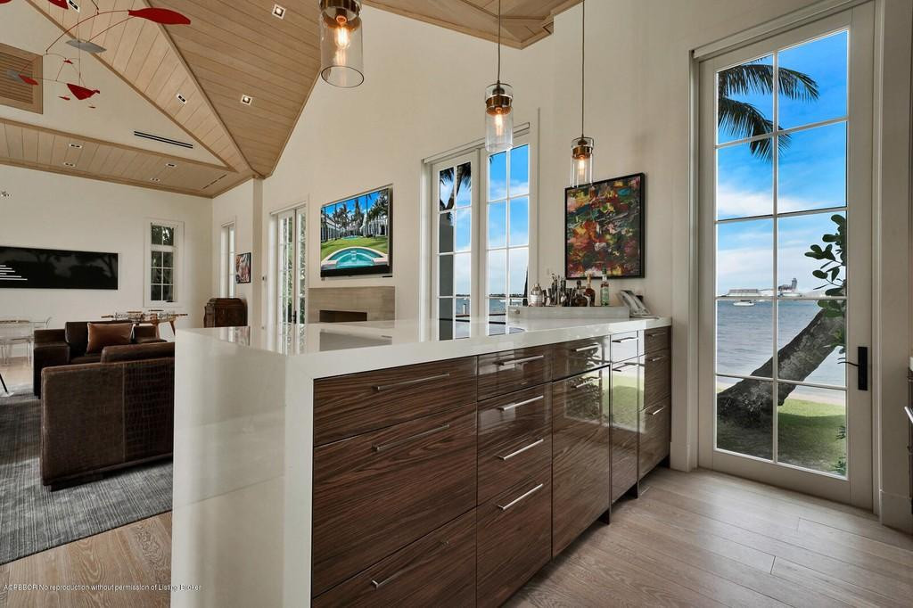 Phòng gia đình đem lại những cảm giác gần gũi, ấm cúng. Không gian này còn được tích hợp với một quầy bar thu nhỏ.