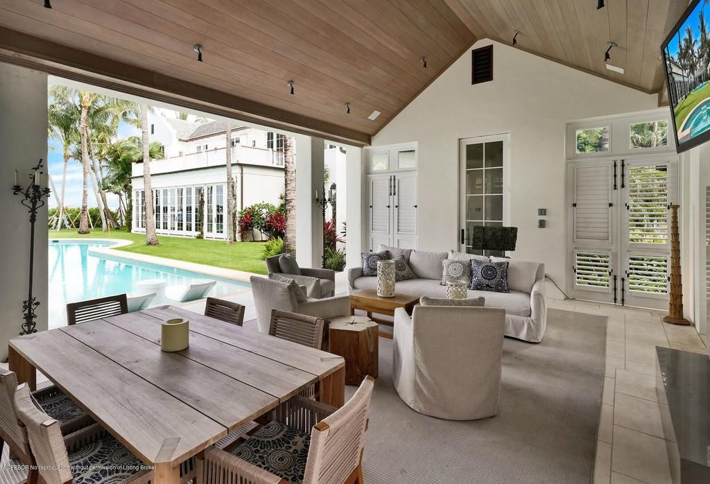 Nhà chòi nằm sát hồ bơi là một địa điểm thú vị để trò chuyện với khách khứa và bạn bè.