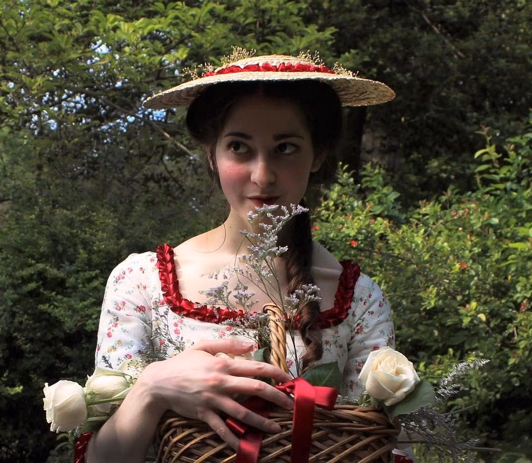 Với gout ăn mặc khác biệt, Banner nhanh chóng dành được sự quan tâm của dân mạng. Bên cạnh đó, cô gái sinh năm 1994 từng có thời gian làm trợ lý trang phục tại sân khấu Broadway, Aladdin và Something Rotten. Ngoài là nhà thiết kế, cố vấn phục trang, cô còn được biết đến với vai trò vlogger có hơn 942.000 người theo dõi.