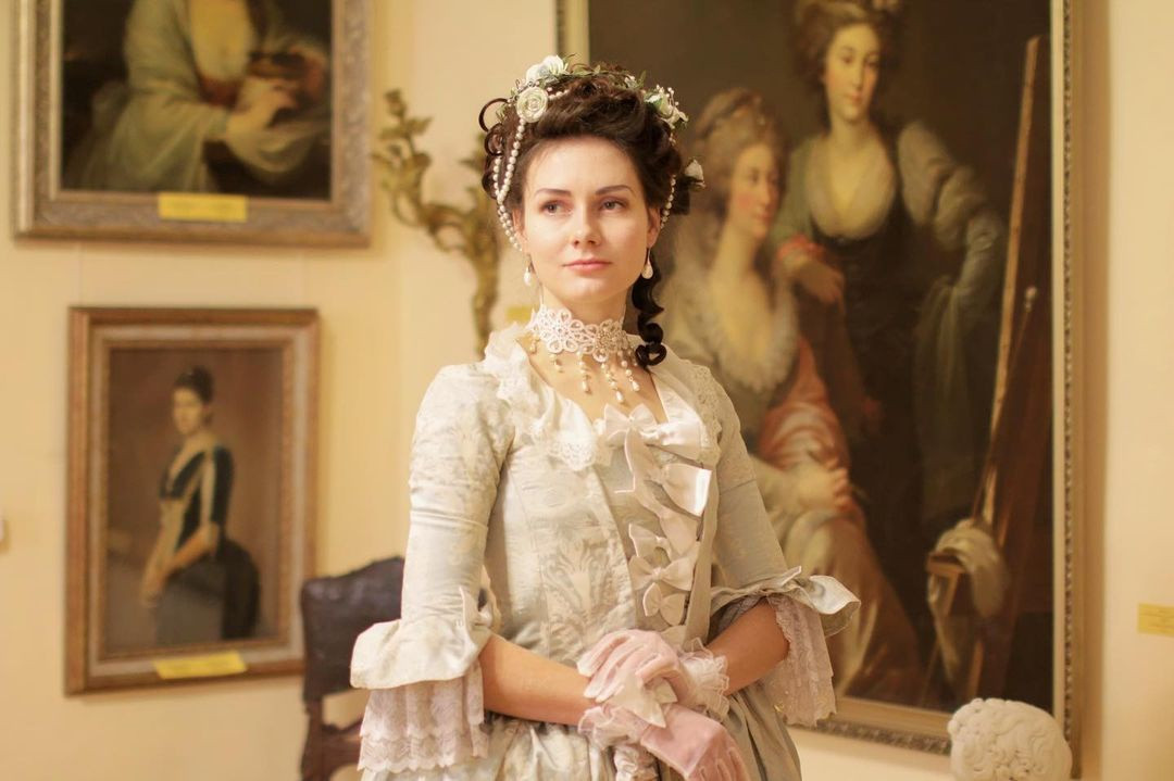 Cô gái Ukraina thường đăng tải khoảnh khắc “lên đồ” trên trang cá nhân của mình. Một video quay lại quá trình thay trang phục của Mila gần đây đã thu hút 5,5 triệu lượt xem. Mila có hơn 100 bộ cánh, hầu hết đều được lấy cảm hứng từ thời trang một thế kỷ trước, thời điểm mà phụ nữ trông “khỏe và đẹp”, không có nhiều lớp trang điểm, ngay cả son môi cũng hiếm khi sử dụng, theo Oddity Central.