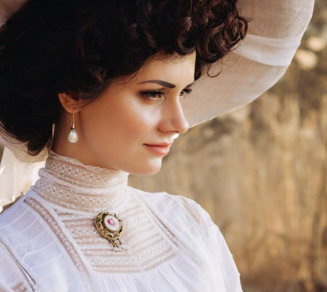  Mila Povoroznyuk (đến từ Vinnitsa, Ukraina) gây chú ý vì sở hữu tủ đồ toàn trang phục của thế kỷ 18-19. Cô tạm biệt tất cả quần áo hiện đại để theo đuổi phong cách cầu kỳ, cổ điển. Mila cho biết việc mặc quần áo vào mỗi buổi sáng phức tạp hơn nhiều so với trước đây, nhưng điều đó rất đáng giá với cô. “Phong cách cổ điển khiến tôi cảm thấy thoải mái. Giờ tôi ăn mặc như vậy hàng ngày”, Mila chia sẻ.