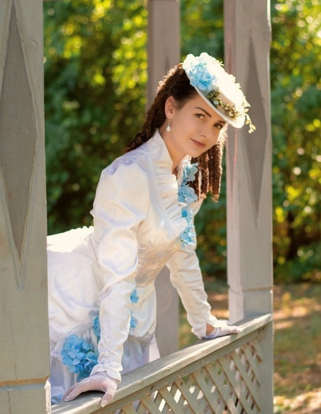 Tủ quần áo của Mila Povoroznyuk luôn có đủ váy dài, áo nịt ngực, các loại mũ và giày dép thanh lịch của thời đại Victoria. 12 năm trước, Mila tham gia một câu lạc bộ tái hiện lịch sử và có nhiệm vụ lên ý tưởng, may trang phục cho các hiệp sĩ thời Trung cổ. Nhờ đó, Mila không chỉ tìm hiểu trực tiếp lịch sử thời trang mà còn học cách tự may tất cả loại quần áo.