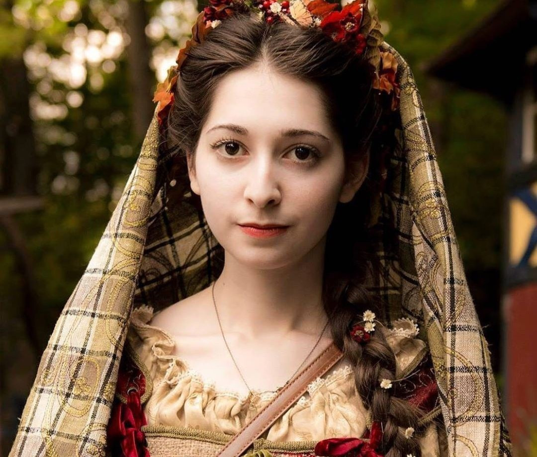 Khác với những cô gái trẻ theo đuổi thời trang hiện đại, Bernadette Banner (sinh năm 1994) luôn dành niềm đam mê với phong cách Trung cổ. Tốt nghiệp từ ngành Thiết kế phục trang tại Đại học New York (Mỹ), cô sở hữu kiến thức phong phú về lịch sử thời trang và cuộc sống của phụ nữ từ nhiều thế kỷ trước.