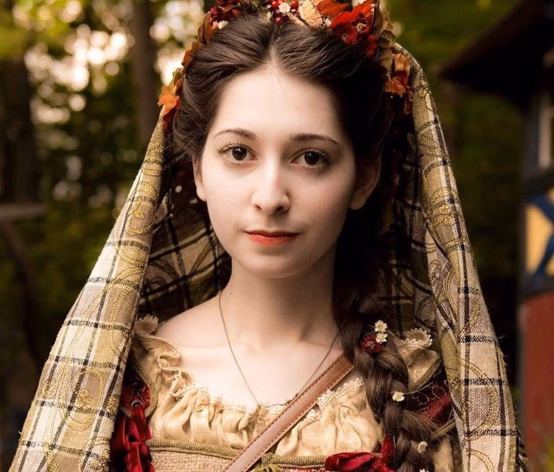 Khác với những cô gái trẻ theo đuổi thời trang hiện đại, Bernadette Banner (sinh năm 1994) luôn dành niềm đam mê với phong cách Trung cổ. Tốt nghiệp từ ngành Thiết kế phục trang tại Đại học New York (Mỹ), cô sở hữu kiến thức phong phú về lịch sử thời trang và cuộc sống của phụ nữ từ nhiều thế kỷ trước.