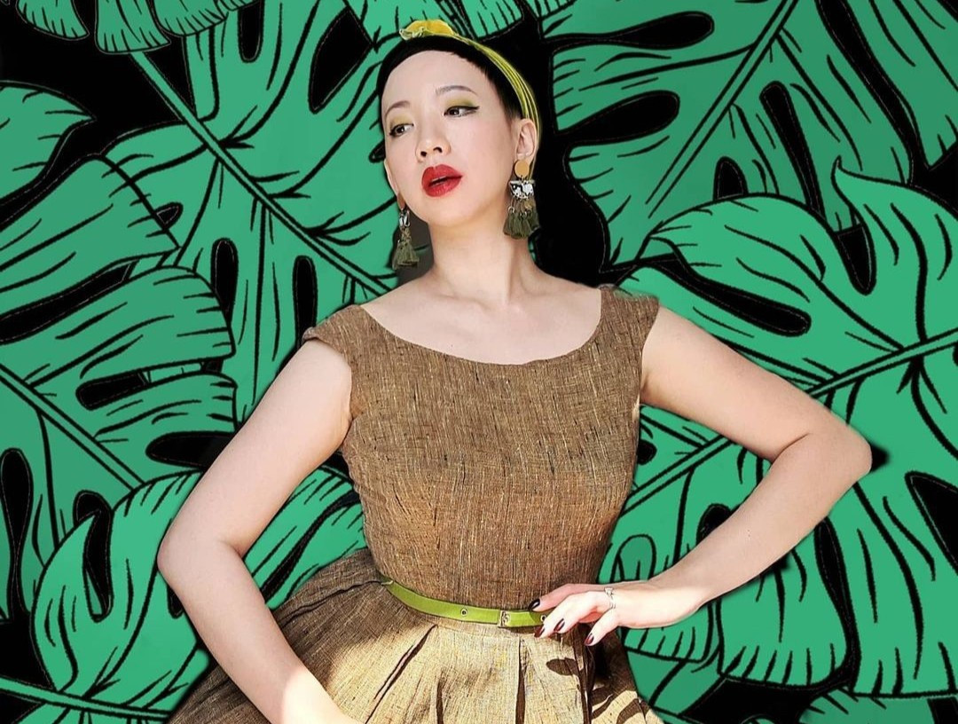 Phong cách của Nora Thoeng (32 tuổi) lấy cảm hứng từ những năm 1940-1950. Cô bắt đầu thích sưu tập trang phục cổ điển từ một thập kỷ trước. Vì lúc đó không có nhiều tiền, Nora mua lại những chiếc váy công chúa mà cô yêu thích từ cửa hàng đồ cũ. Nora chọn gout thời trang này vì nó khiến cô cảm thấy thoải mái và nữ tính.