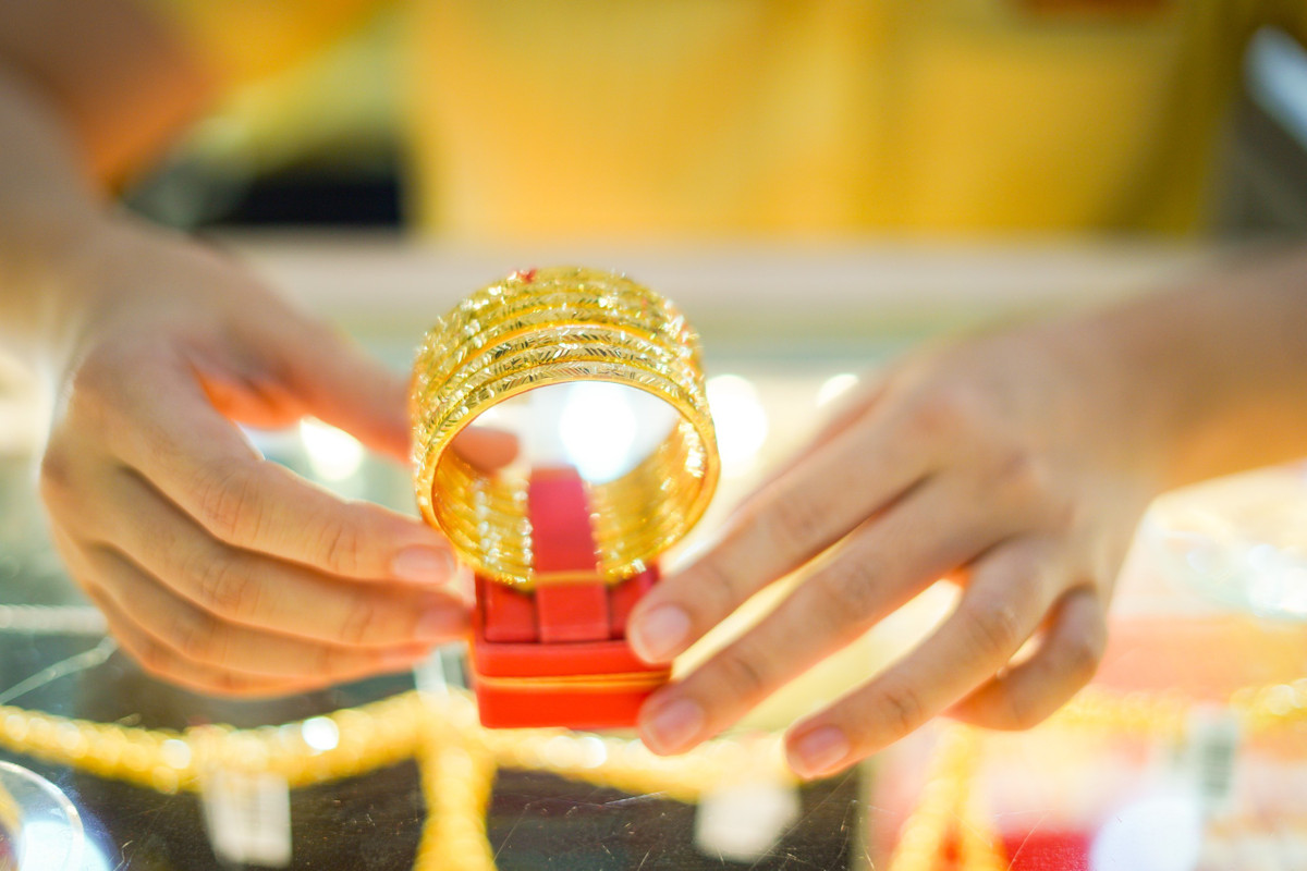 Co 2 ty dong nen mua vang hay dat luc nay?-Hinh-2