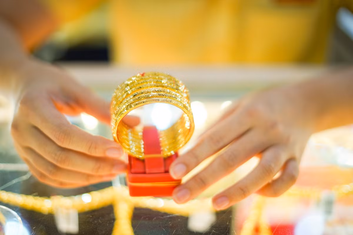 Co 2 ty dong nen mua vang hay dat luc nay?-Hinh-2